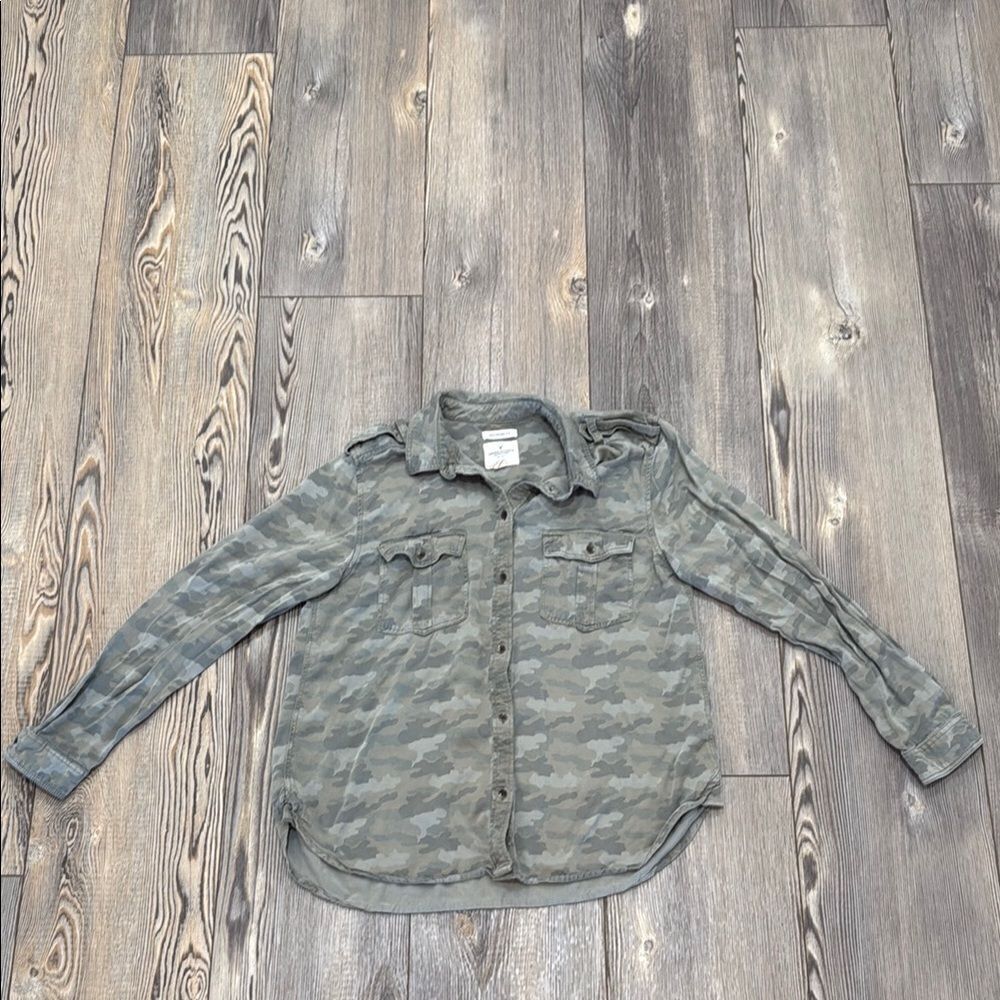 American Eagle Camouflage Long Sleeve button-down shirt